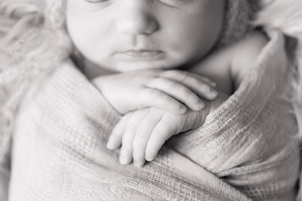 Close up photo of tiny newborn hands taken at Tayler Enerle photography studio in Los osos, Ca.